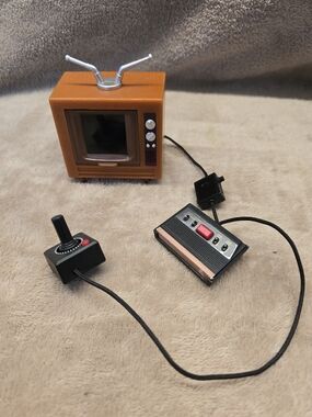Tiny Arcade Atari 2600, a miniature, functional retro video game console.
